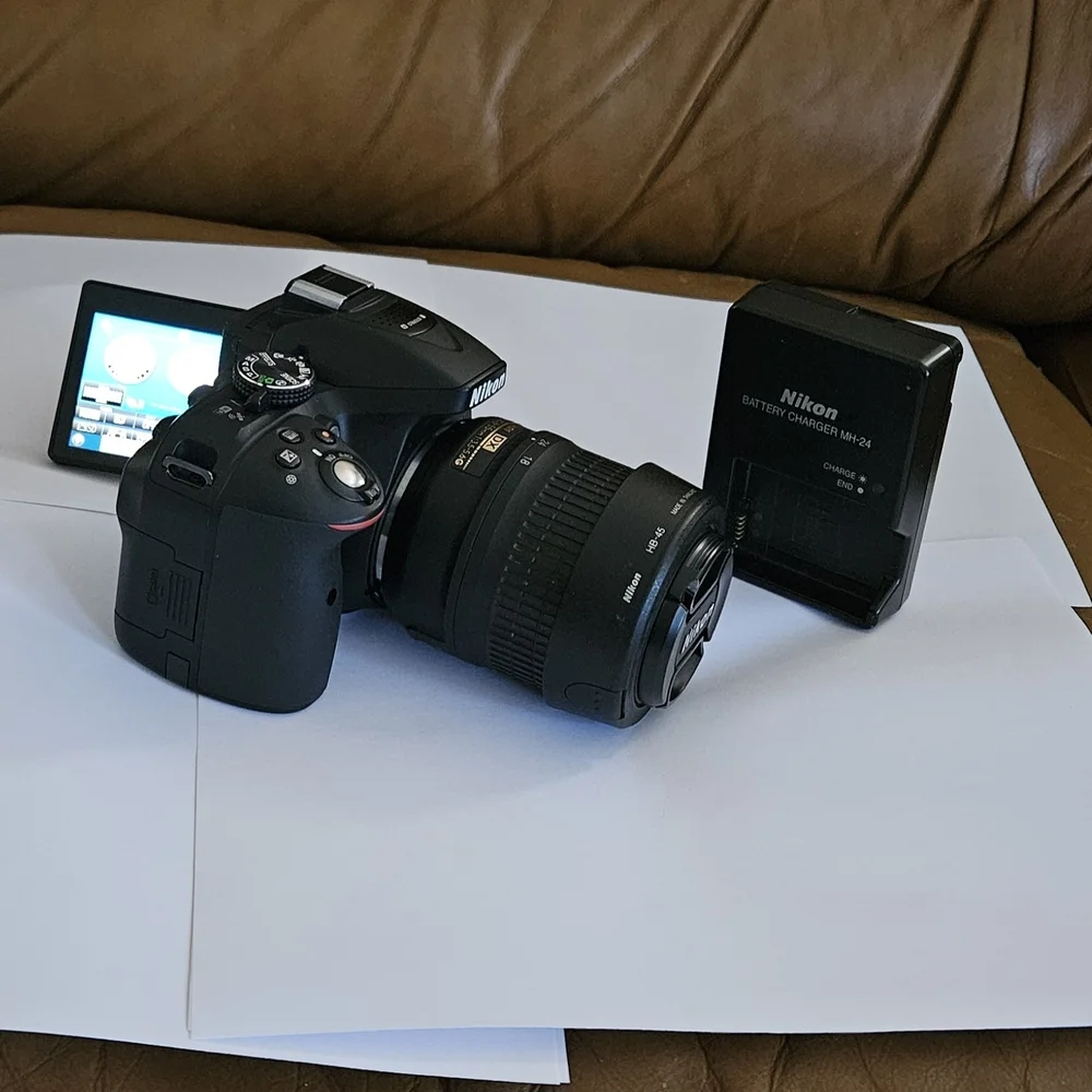 Nikon D5300 DSLR Camera 24.2MP With 18-55mm VR Lens +Charger.